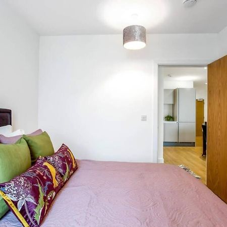 Stunning 2 Bed/2 Bath In Town Centre & Parking! Lägenhet Bracknell Exteriör bild