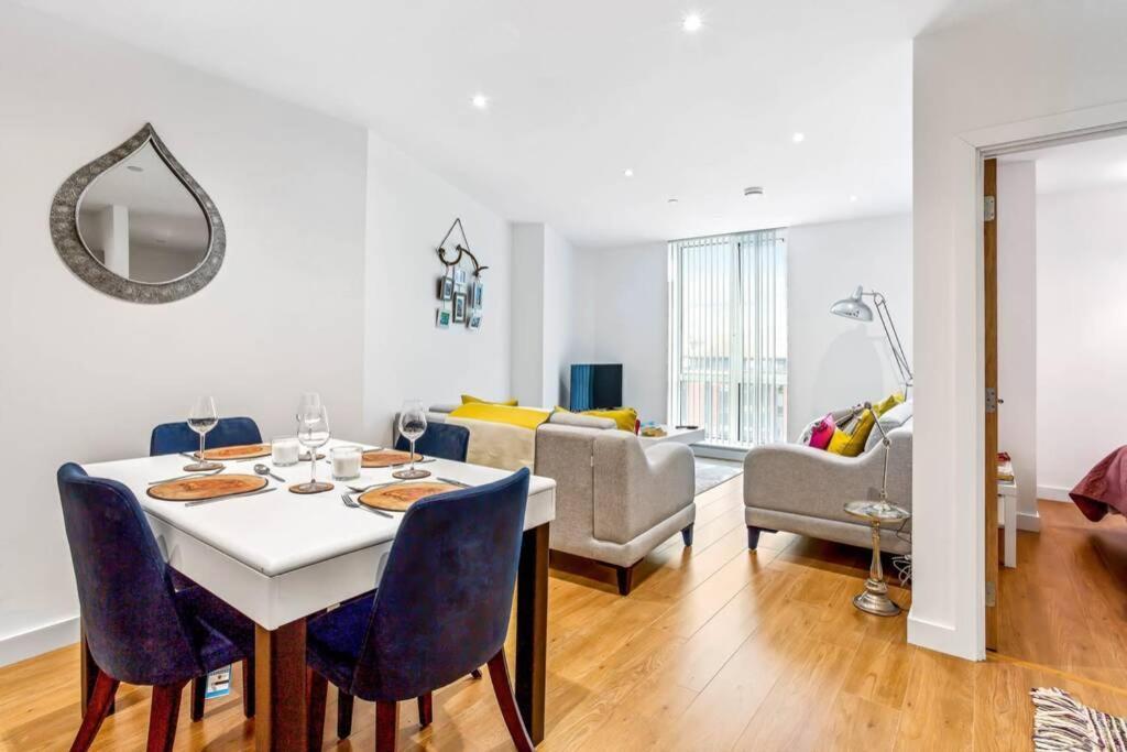 Stunning 2 Bed/2 Bath In Town Centre & Parking! Lägenhet Bracknell Exteriör bild