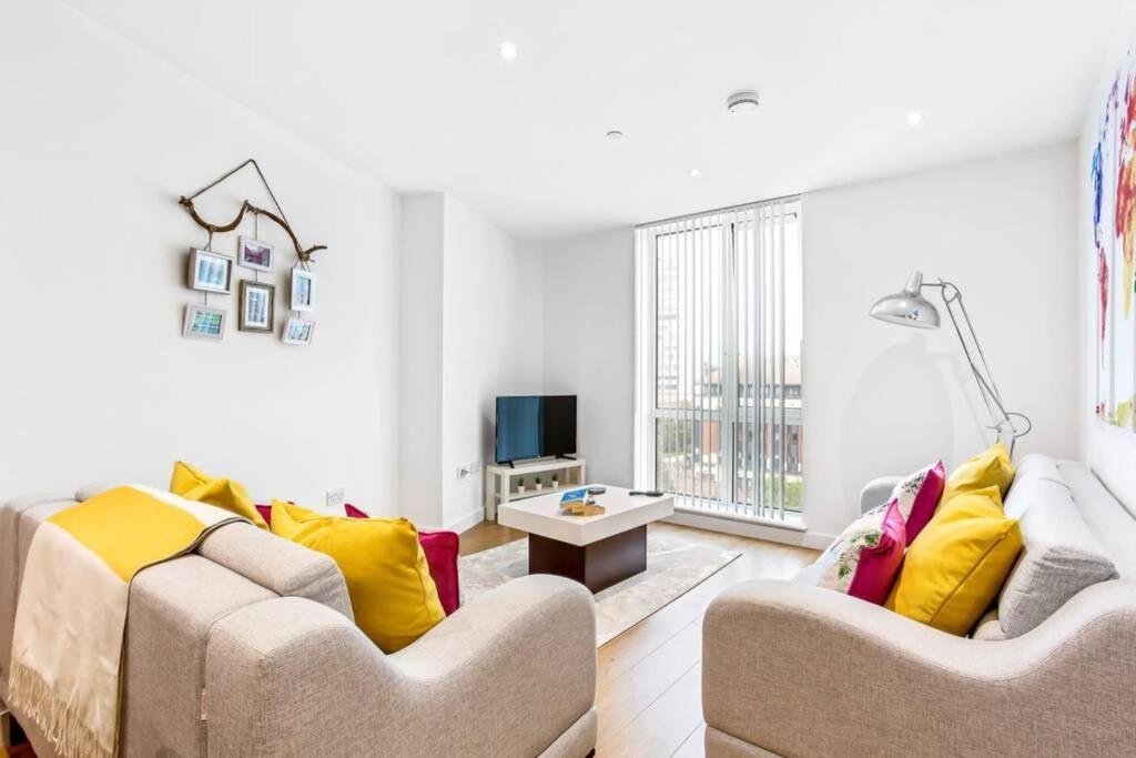 Stunning 2 Bed/2 Bath In Town Centre & Parking! Lägenhet Bracknell Exteriör bild