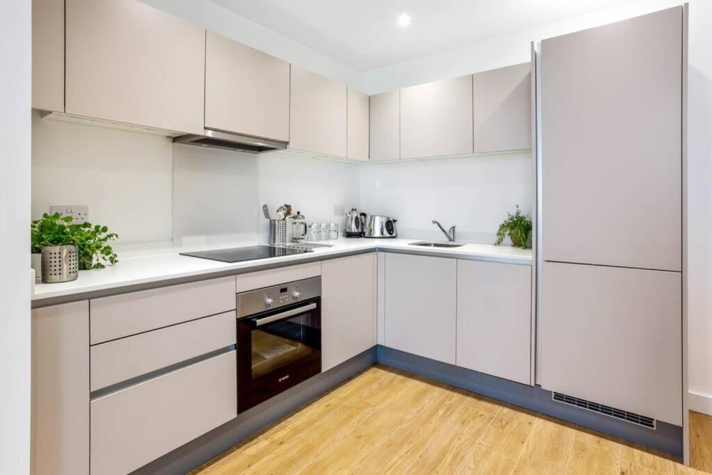 Stunning 2 Bed/2 Bath In Town Centre & Parking! Lägenhet Bracknell Exteriör bild