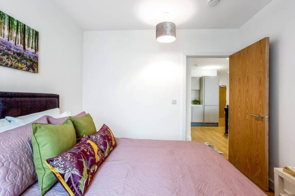 Stunning 2 Bed/2 Bath In Town Centre & Parking! Lägenhet Bracknell Exteriör bild