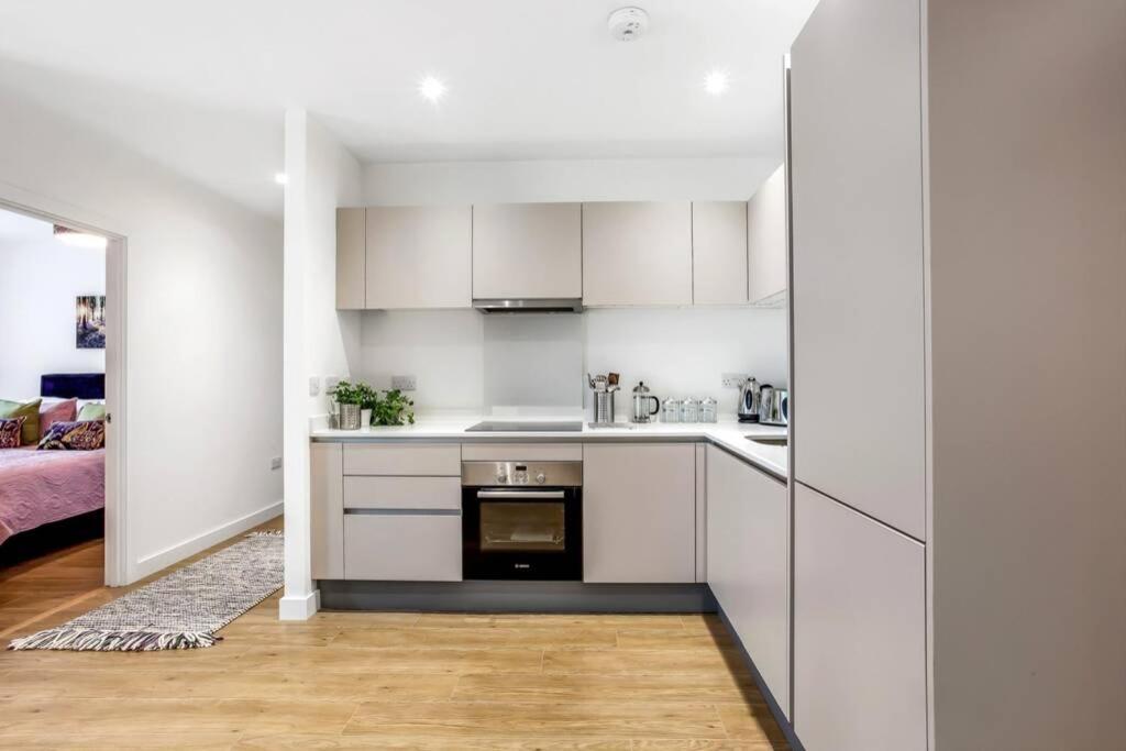 Stunning 2 Bed/2 Bath In Town Centre & Parking! Lägenhet Bracknell Exteriör bild