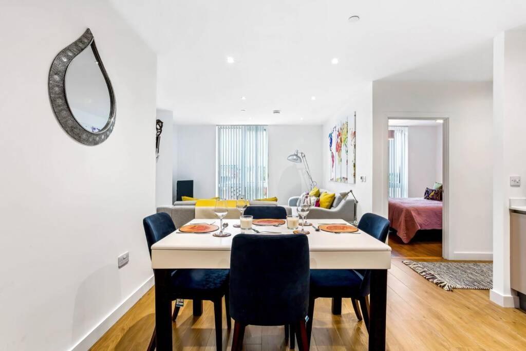 Stunning 2 Bed/2 Bath In Town Centre & Parking! Lägenhet Bracknell Exteriör bild
