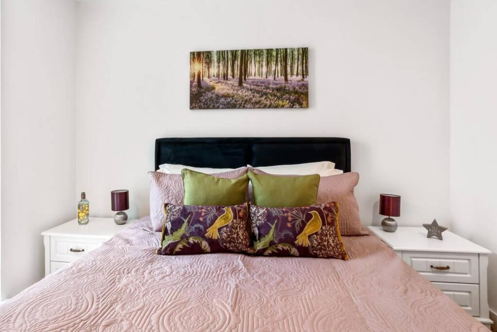 Stunning 2 Bed/2 Bath In Town Centre & Parking! Lägenhet Bracknell Exteriör bild