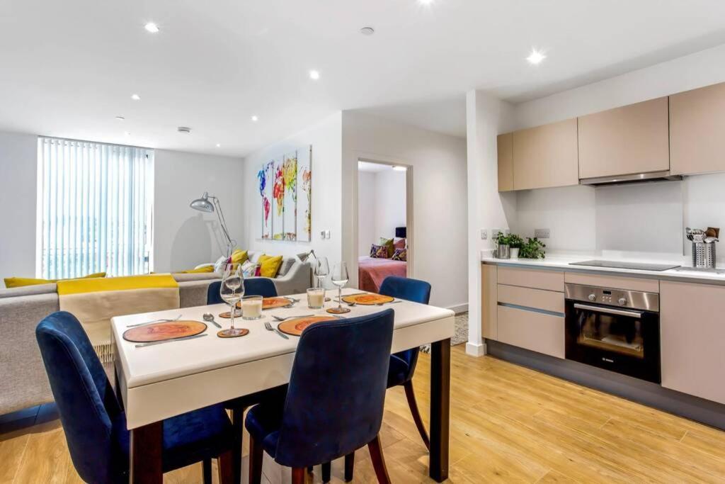 Stunning 2 Bed/2 Bath In Town Centre & Parking! Lägenhet Bracknell Exteriör bild