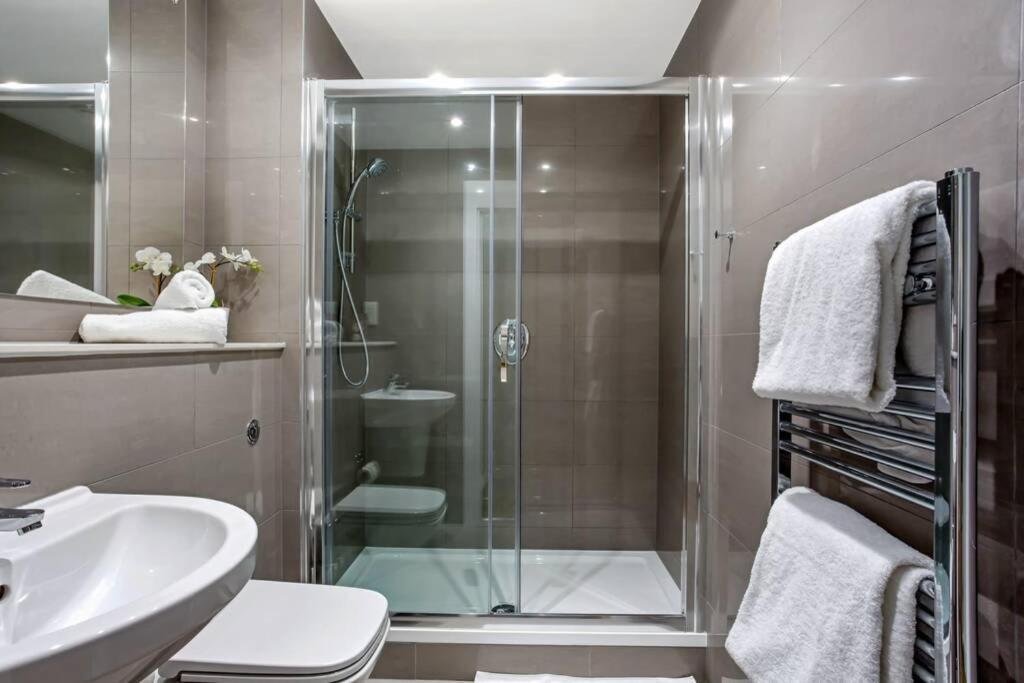 Stunning 2 Bed/2 Bath In Town Centre & Parking! Lägenhet Bracknell Exteriör bild